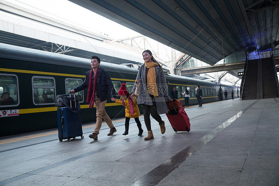 乘客童年表现积极幸福家庭在车站月台图片