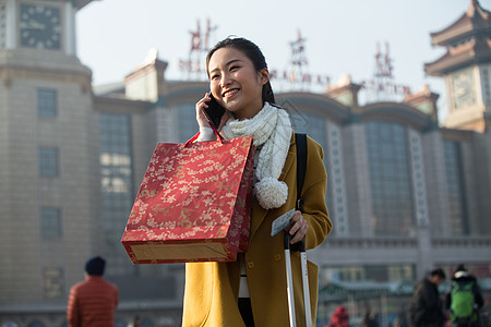 度假旅途成年人青年女人在站前广场图片