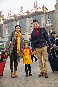 青年女人度假摄影幸福家庭在站前广场图片