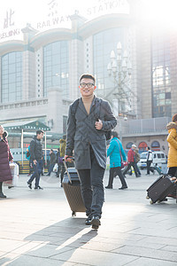 亚洲人过年仅成年人青年男人在火车站图片