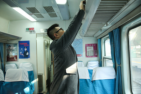东方人旅行的人北京青年男人在火车上图片