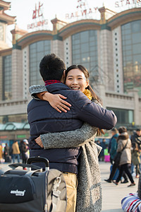 无忧无虑春节乘客青年情侣在火车站高清图片