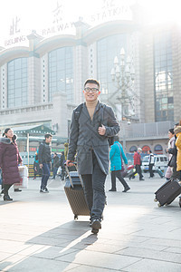 离开运输大楼旅途青年男人在火车站图片