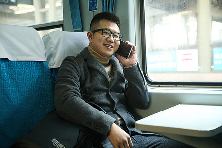 回家旅途成年人青年男人在火车上图片