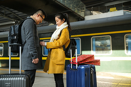男人青年女人东方人青年情侣在火车站图片