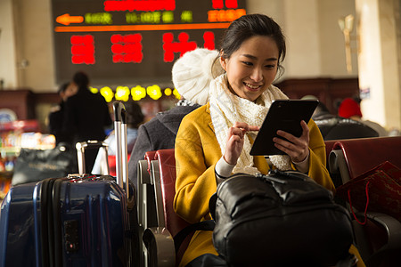 美女交通旅行者青年女人在火车站图片