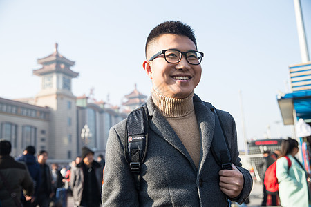 交通旅行者白昼青年男人在火车站图片