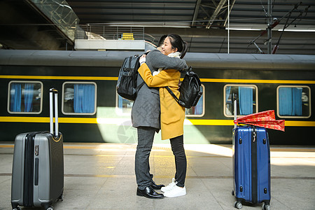 旅行的人旅游拥抱青年情侣在火车站图片