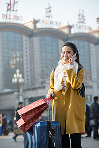 漂亮的人车站建筑青年女人在站前广场高清图片