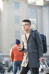 选择对焦广场度假青年男人在火车站图片