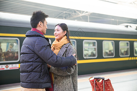 乘客离开中年男人年轻情侣在火车站图片