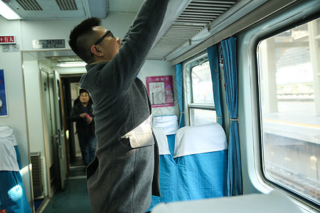 旅途公共交通旅行的人青年男人在火车上图片