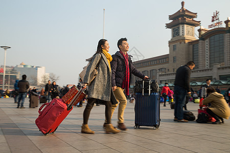 幸福水平构图异恋青年男女在站前广场图片