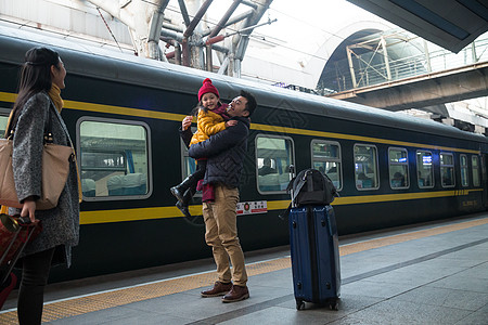 信心探亲摄影幸福家庭在车站月台图片