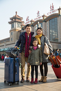 旅途三个人中年人幸福家庭在火车站图片