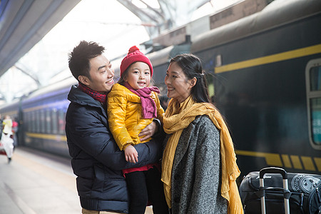 童年旅游彩色图片幸福家庭在车站月台图片