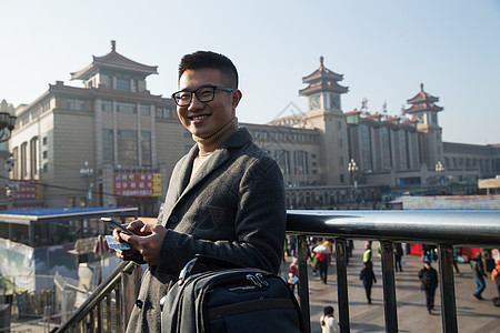 仅男人日光水平构图青年男人在火车站图片