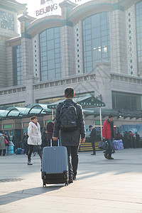 过年城市风光旅行者青年男人在火车站图片