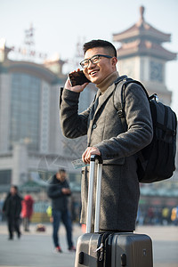 白昼旅游行李青年男人在火车站图片