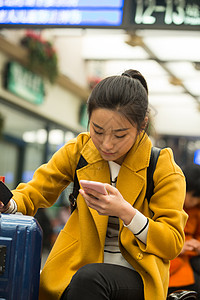 度假旅行的人旅行者青年女人在火车站图片