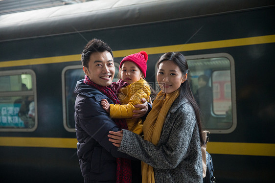 三个人5到6岁亚洲人幸福家庭在车站月台图片