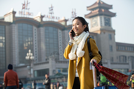 成年人公共交通车站青年女人在站前广场图片