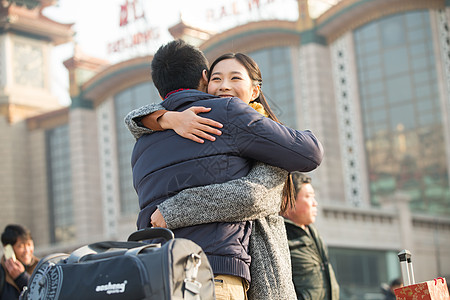 中年情侣幸福拥抱30岁到34岁青年情侣在火车站背景