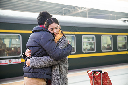 乘客北京行李年轻情侣在火车站图片