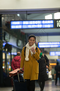 成年人户内走廊青年女人在火车站图片