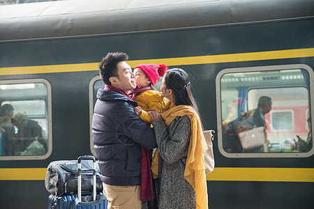 无忧无虑东方人30岁到34岁幸福家庭在车站月台图片