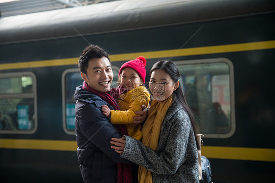 女儿回家户外幸福家庭在车站月台图片