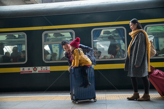 旅行东方人彩色图片幸福家庭在车站月台图片