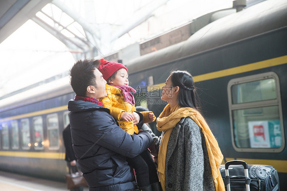 东亚青年女人中年男人幸福家庭在车站月台图片