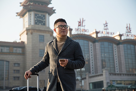 建筑交通乘客青年男人在火车站图片