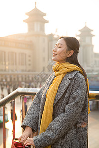 青年人成年人东方人青年女人在站前广场高清图片