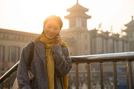 春节快乐旅行的人青年女人在站前广场背景