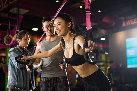 北京运动服亚洲人青年人在健身房里健身图片