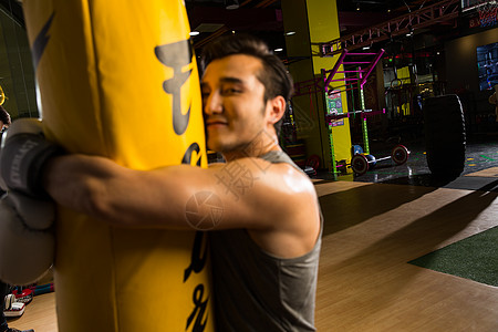 背心拳击职业青年男人在健身房里健身图片