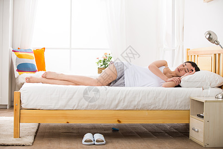 休息闭着眼睛床上用品青年女人在卧室睡觉高清图片