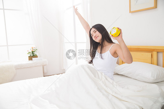 卧室户内亚洲青年女人起床图片