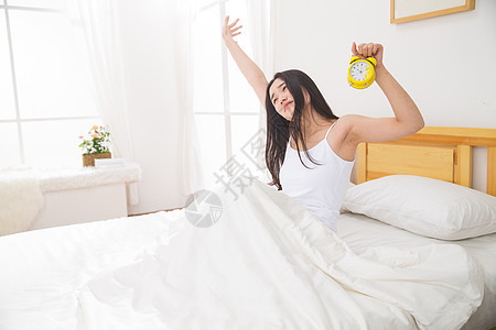卧室伸懒腰长发青年女人起床图片