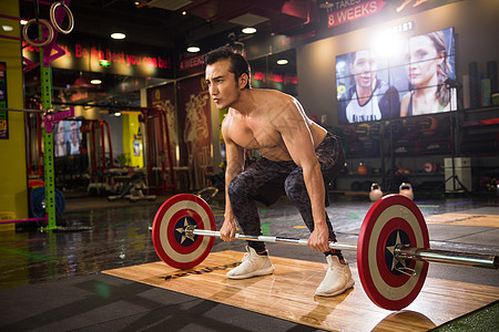 健身设备彩色图片健康青年男人在健身房里健身图片