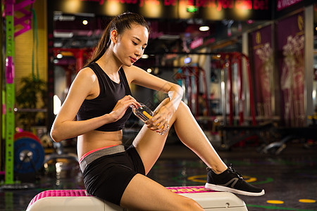 亚洲人健康健身设备青年女人在健身房休息图片