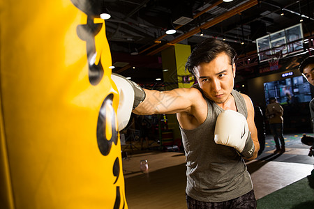 用拳猛击健康健康生活方式青年男人在健身房里健身图片