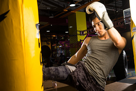 摄影健身器械健壮青年男人在健身房里健身图片
