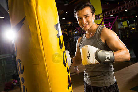 拳击仅一个人健身器械青年男人在健身房里健身图片