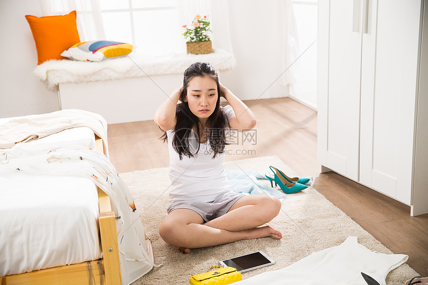 人无聊床青年女人坐在地毯上图片