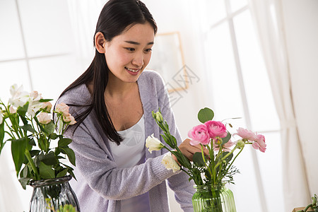 户内愉悦休闲青年女人的家庭生活图片