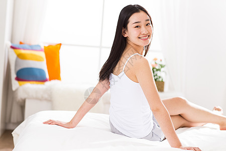 舒适人彩色图片青年女人在卧室图片