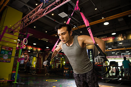 健康的健身设备仅一个人青年男人在健身房里健身图片